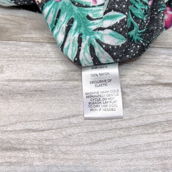 🌺Derek Heart Hawaiian Print Shorts in Size Medium 🌺 - Picture 5 of 5